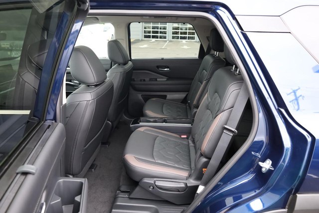Nissan Pathfinder Vehicle Full-screen Gallery Image 26