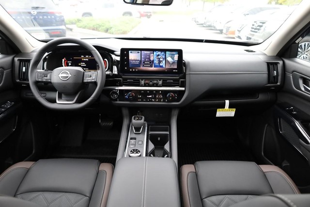 Nissan Pathfinder Vehicle Full-screen Gallery Image 29