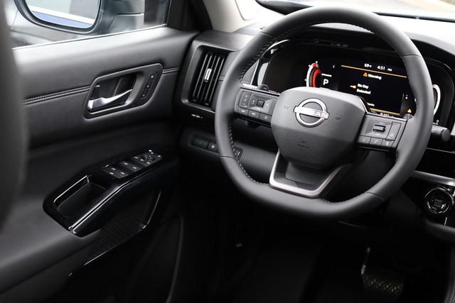 Nissan Pathfinder Vehicle Full-screen Gallery Image 30