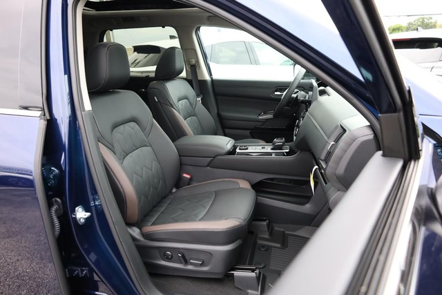 Nissan Pathfinder Vehicle Full-screen Gallery Image 32