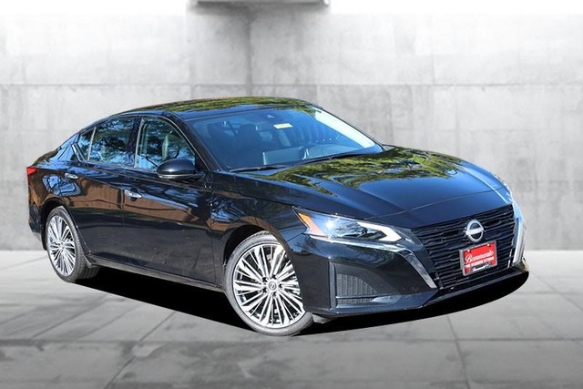Nissan Altima Vehicle Full-screen Gallery Image 2