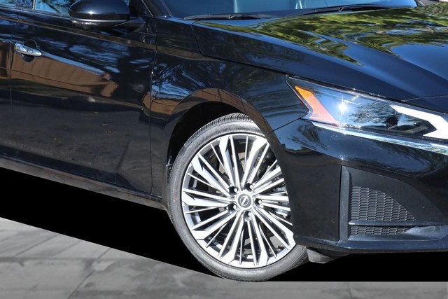 Nissan Altima Vehicle Full-screen Gallery Image 3