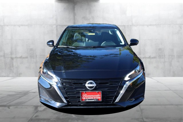Nissan Altima Vehicle Full-screen Gallery Image 4