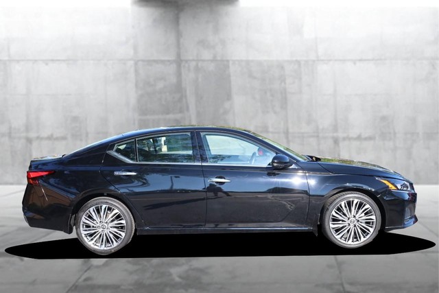 Nissan Altima Vehicle Full-screen Gallery Image 5