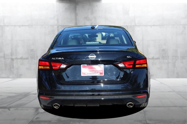 Nissan Altima Vehicle Full-screen Gallery Image 6