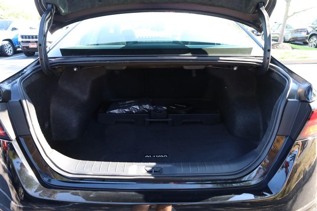 Nissan Altima Vehicle Full-screen Gallery Image 7