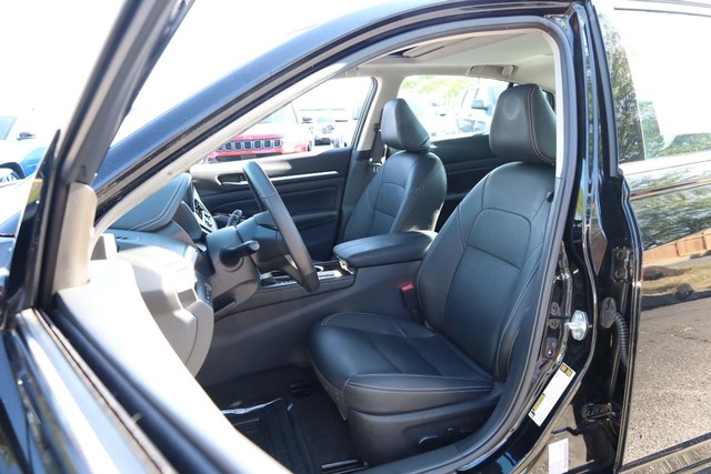 Nissan Altima Vehicle Full-screen Gallery Image 8