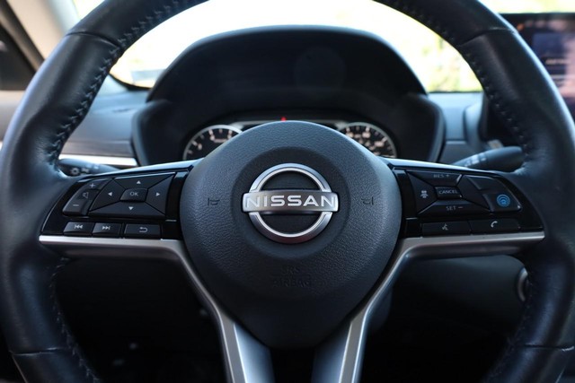 Nissan Altima Vehicle Full-screen Gallery Image 9