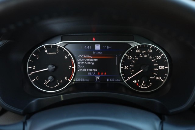 Nissan Altima Vehicle Full-screen Gallery Image 10