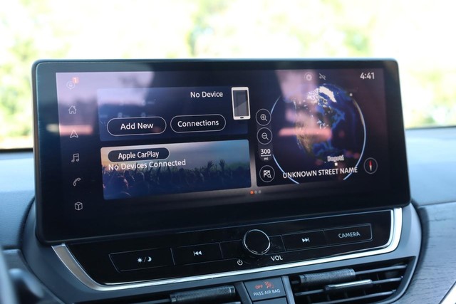 Nissan Altima Vehicle Full-screen Gallery Image 11