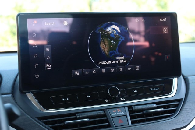 Nissan Altima Vehicle Full-screen Gallery Image 12
