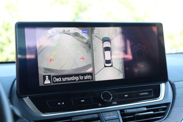Nissan Altima Vehicle Full-screen Gallery Image 13