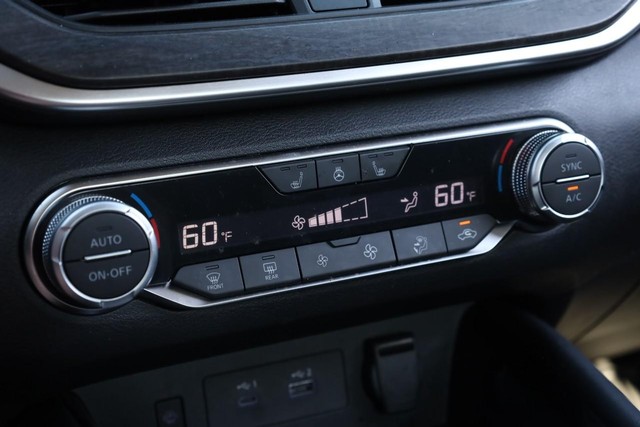 Nissan Altima Vehicle Full-screen Gallery Image 14