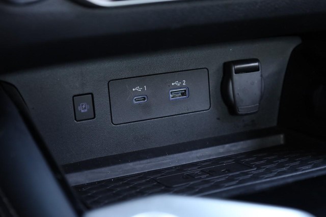 Nissan Altima Vehicle Full-screen Gallery Image 15