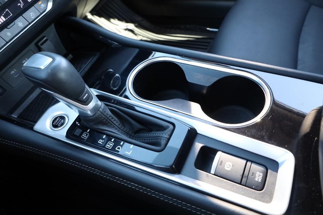 Nissan Altima Vehicle Full-screen Gallery Image 16