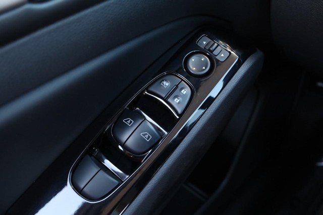 Nissan Altima Vehicle Full-screen Gallery Image 18