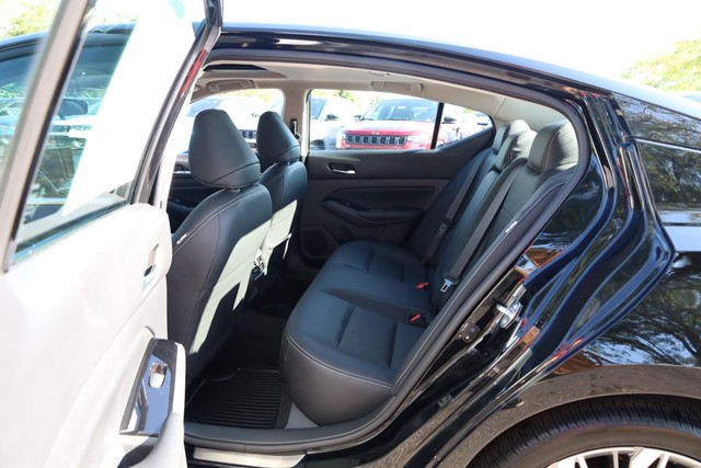Nissan Altima Vehicle Full-screen Gallery Image 20