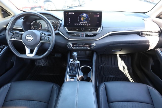 Nissan Altima Vehicle Full-screen Gallery Image 22