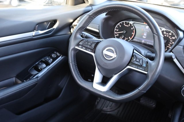 Nissan Altima Vehicle Full-screen Gallery Image 23