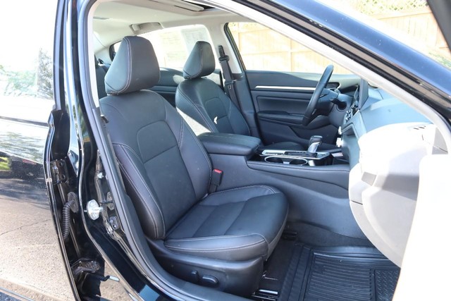 Nissan Altima Vehicle Full-screen Gallery Image 24