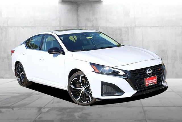Nissan Altima Vehicle Full-screen Gallery Image 2