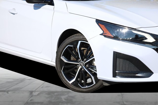 Nissan Altima Vehicle Full-screen Gallery Image 3