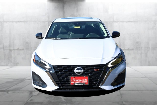 Nissan Altima Vehicle Full-screen Gallery Image 4