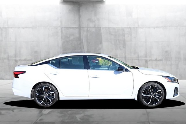 Nissan Altima Vehicle Full-screen Gallery Image 5