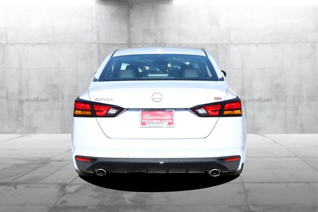 Nissan Altima Vehicle Full-screen Gallery Image 6