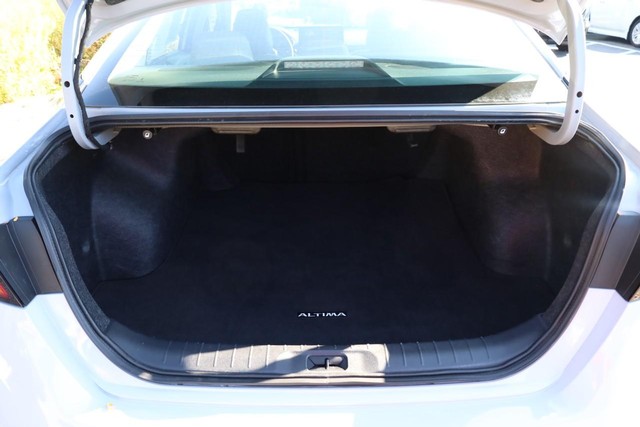 Nissan Altima Vehicle Full-screen Gallery Image 7