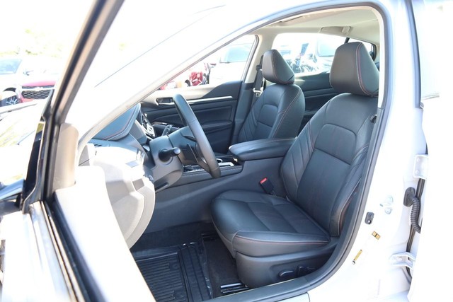 Nissan Altima Vehicle Full-screen Gallery Image 8