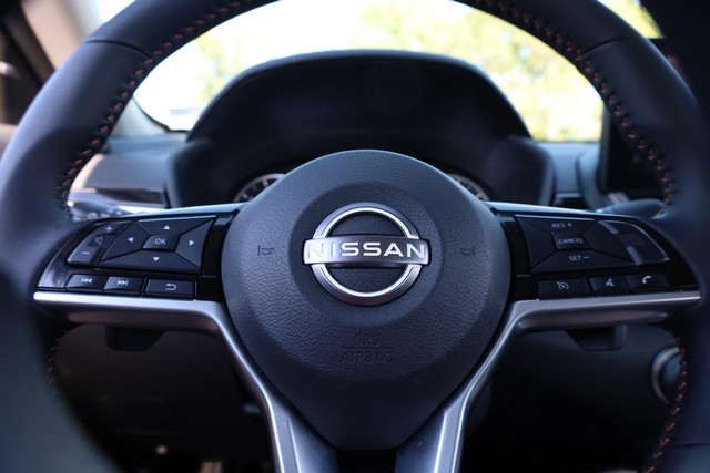 Nissan Altima Vehicle Full-screen Gallery Image 9