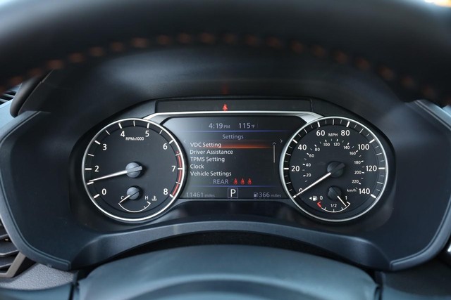 Nissan Altima Vehicle Full-screen Gallery Image 10