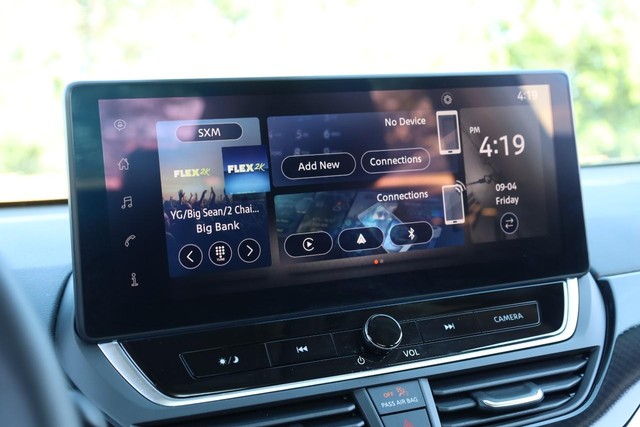 Nissan Altima Vehicle Full-screen Gallery Image 11