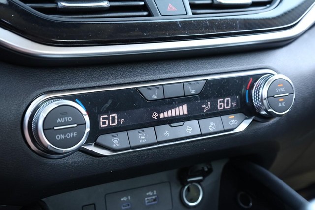 Nissan Altima Vehicle Full-screen Gallery Image 13