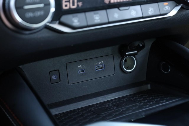 Nissan Altima Vehicle Full-screen Gallery Image 14