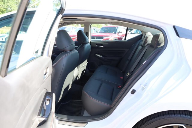 Nissan Altima Vehicle Full-screen Gallery Image 19