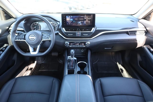 Nissan Altima Vehicle Full-screen Gallery Image 21