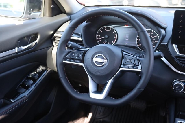 Nissan Altima Vehicle Full-screen Gallery Image 22