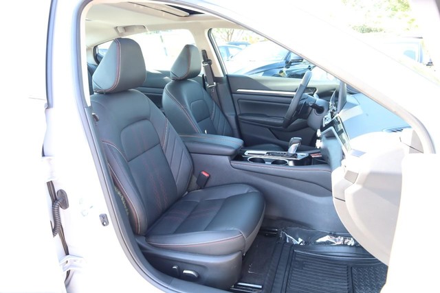 Nissan Altima Vehicle Full-screen Gallery Image 23