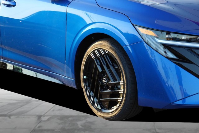 Nissan Sentra Vehicle Full-screen Gallery Image 3