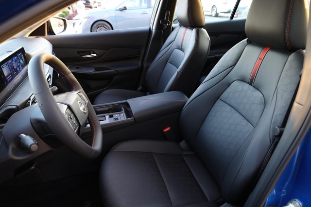 Nissan Sentra Vehicle Full-screen Gallery Image 8
