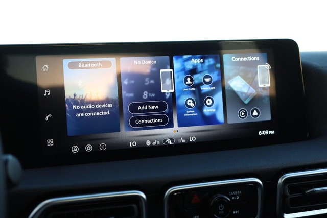 Nissan Sentra Vehicle Full-screen Gallery Image 12