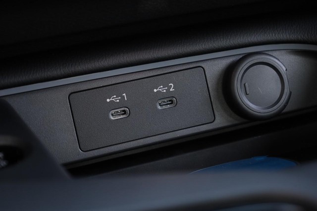 Nissan Sentra Vehicle Full-screen Gallery Image 16