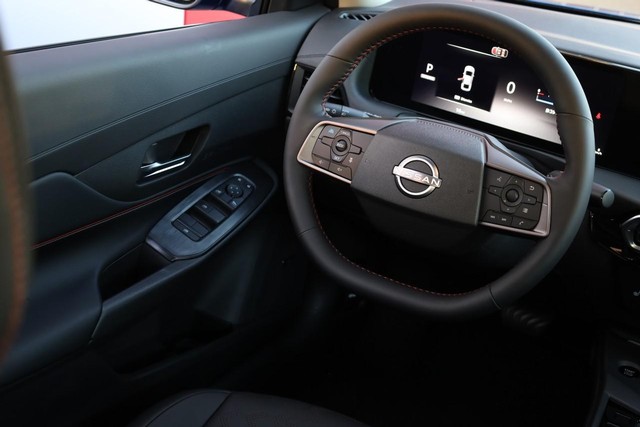 Nissan Sentra Vehicle Full-screen Gallery Image 25