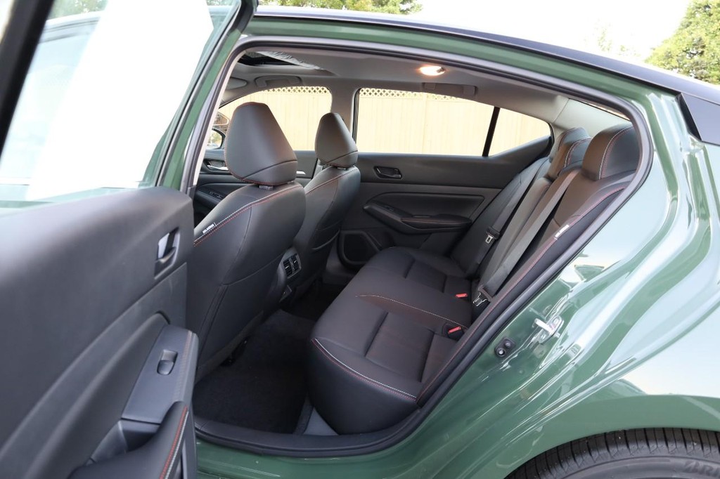 Nissan Altima Vehicle Image 20