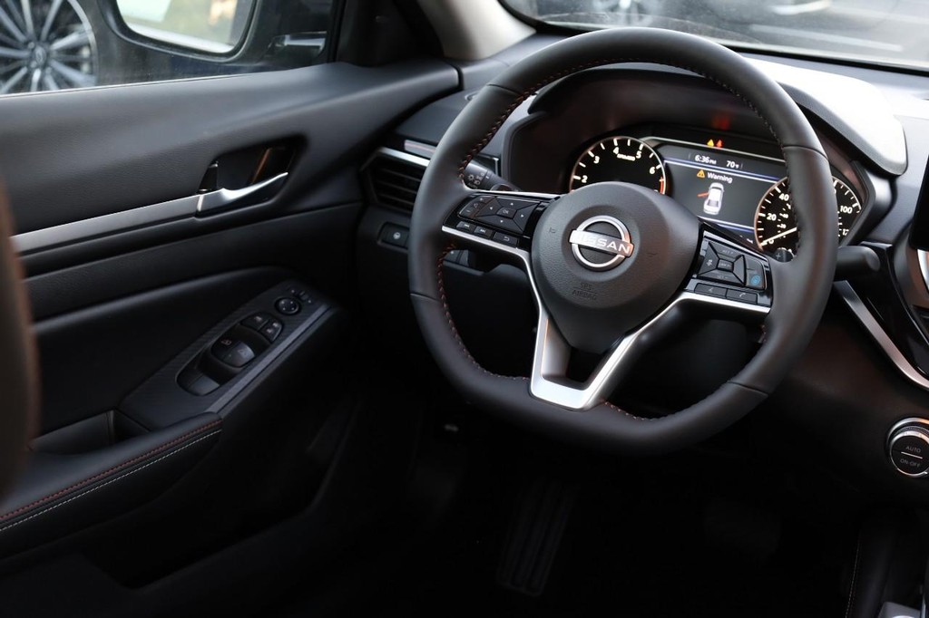 Nissan Altima Vehicle Image 23