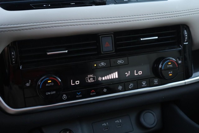 Nissan Rogue Vehicle Image 16