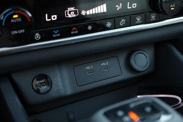 Nissan Rogue Vehicle Image 17