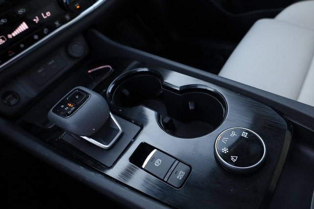 Nissan Rogue Vehicle Image 18